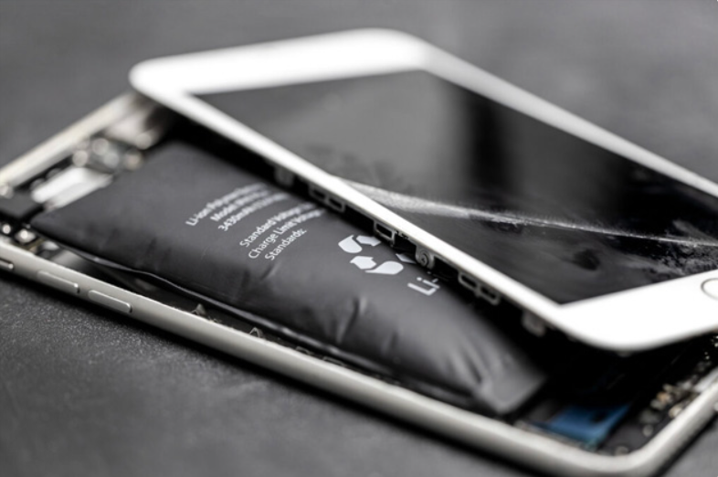 Batterie gonflée sur un iPhone avant remplacement dans la boutique Imobstore