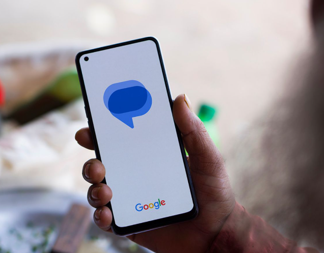 Smartphone Android affichant Google Messages avec les nouvelles fonctionnalités IA Gemin